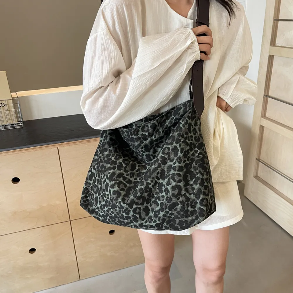 Leopard Adjustable Strap Tote Bag - Image 19