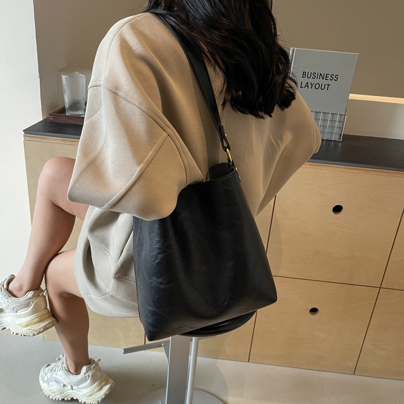 Versatile tote bag women's shoulder bag women's large capacity commuting bucket bag - Image 4