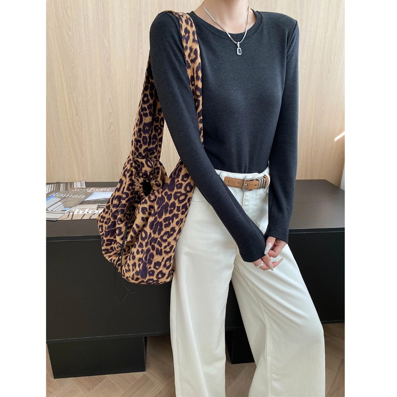Simplified and versatile solid color round neck regular shoulder slimming basic long sleeve T-shirt - Image 5
